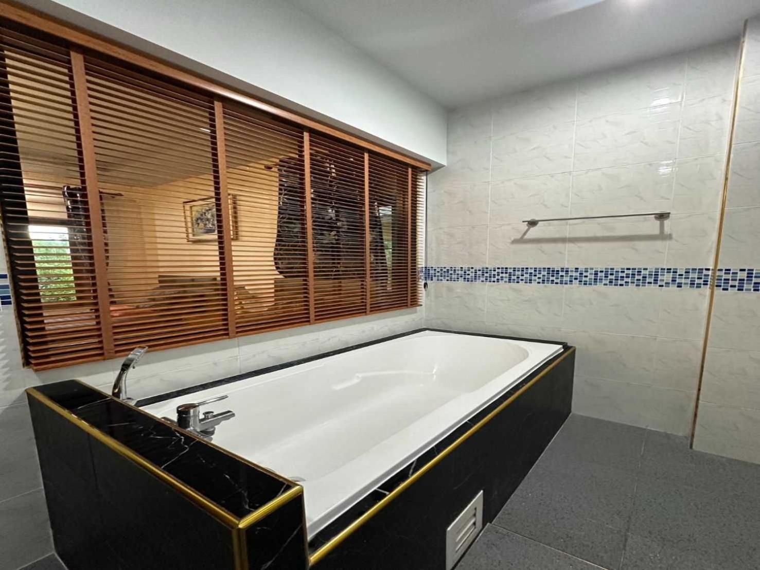 Capital O 75518 Baan Rose Resort Ao Luk Экстерьер фото